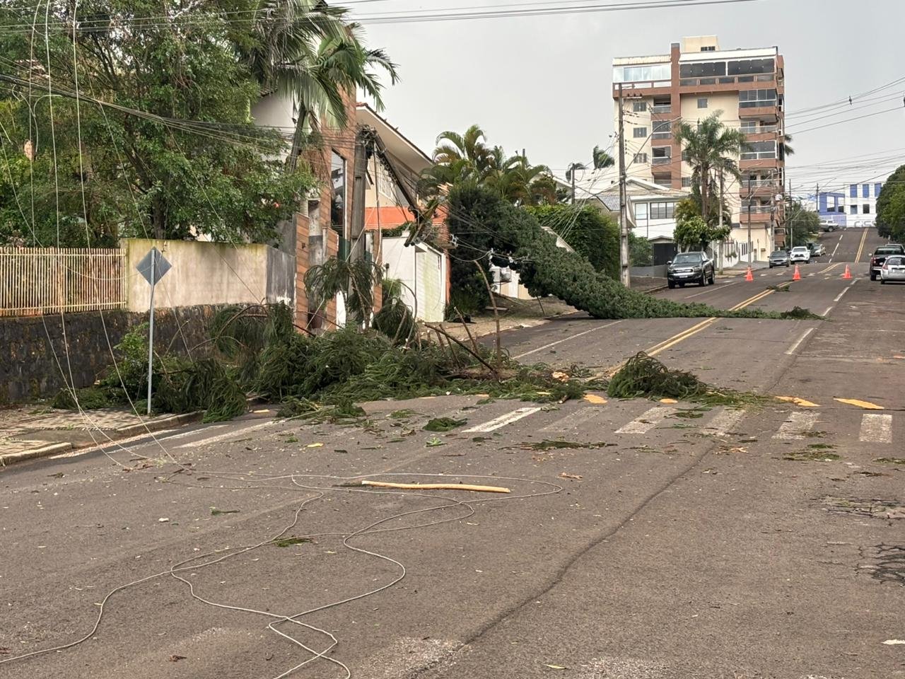 PREFEITO REÚNE SECRETARIADO E DEFESA CIVIL PARA AVALIAR DANOS DA TEMPESTADE