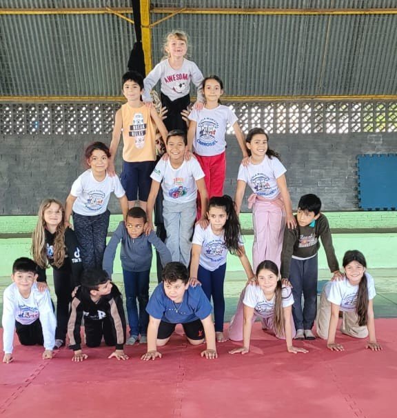 DOIS VIZINHOS CONQUISTA RECONHECIMENTO NACIONAL DO MEC COM PROJETO DE CIRCO NA EDUCAÇÃO INTEGRAL