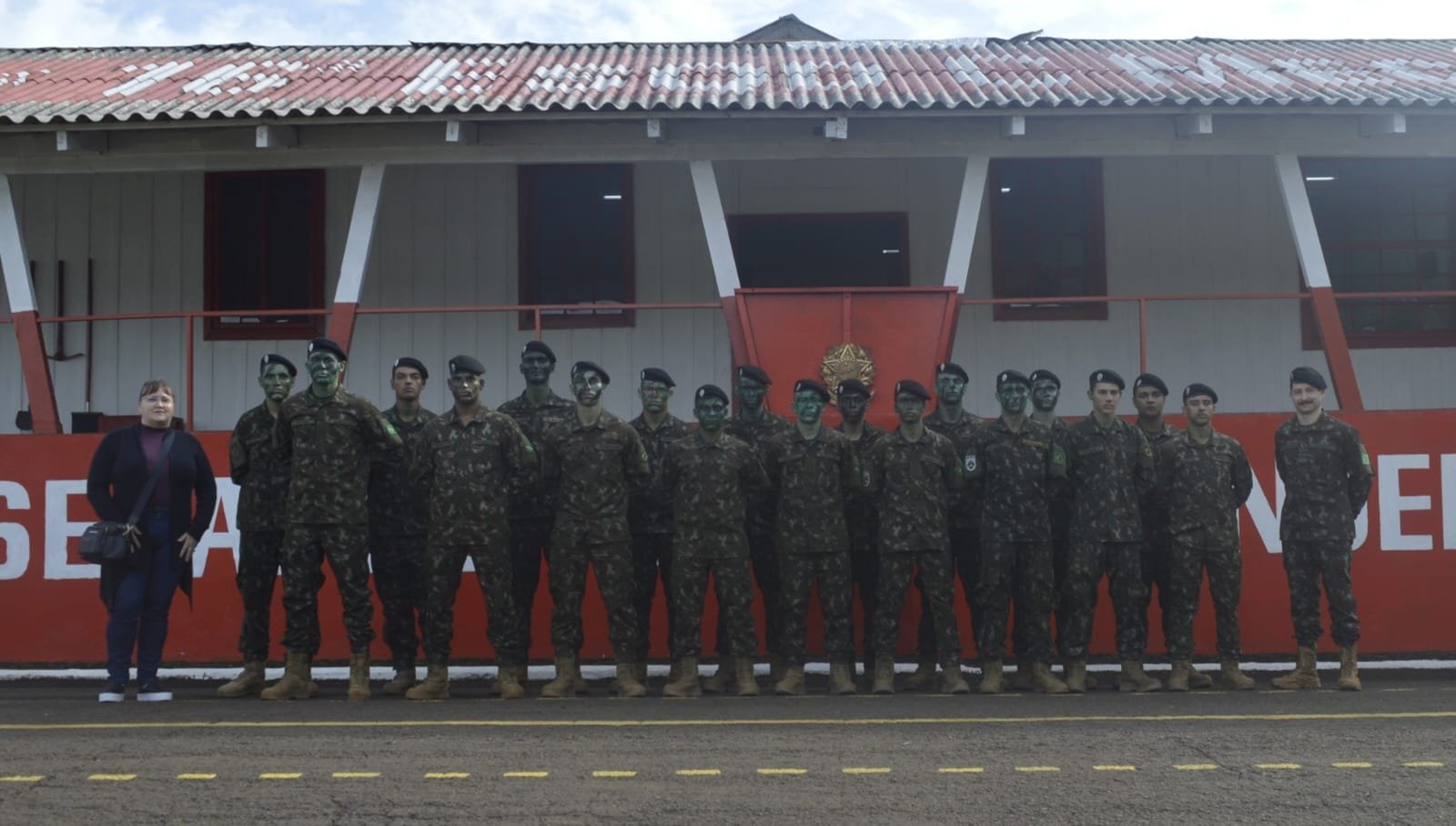 JOVENS DE DOIS VIZINHOS RECEBEM A TRADICIONAL BOINA PRETA EM SOLENIDADE NO EXÉRCITO BRASILEIRO