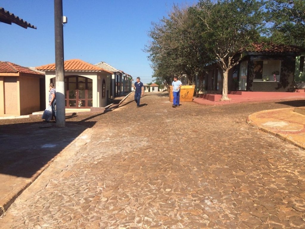 Secretaria Realiza Mutirão de Limpeza no Cemitério Municipal