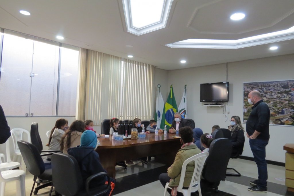 Alunos da Escola Municipal Nossa Senhora de Lourdes Visitam o Prefeito Carlinhos