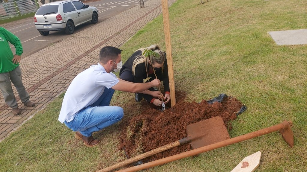 Primeira Dama e Secretário Municipal do Meio Ambiente Marcam o Dia Nacional do Voluntariado Com o Plantio de Muda Nativa